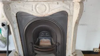 Chimenea de mármol y metal