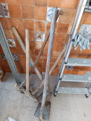Herramientas de campo: azada, pala y pico