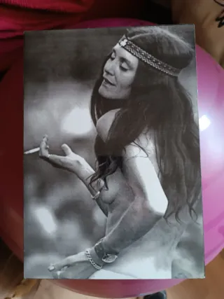 Cuadro blanco y negro hippie mujer