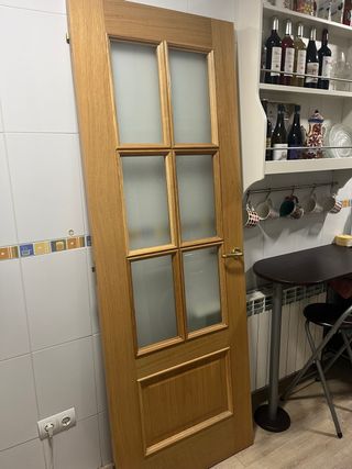 Puerta de madera con cristal