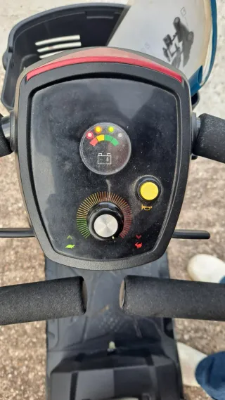 Scooter de movilidad negra y roja