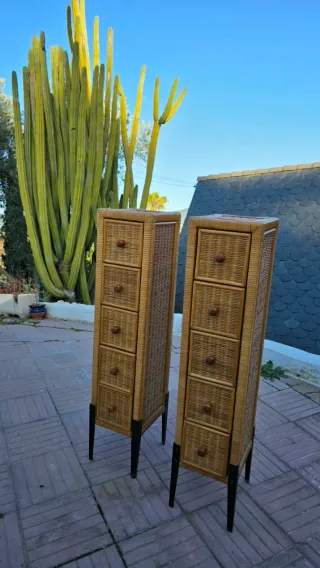 2 Cajoneras de mimbre y madera con patas de metal.