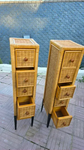 2 Cajoneras de mimbre y madera con patas de metal.