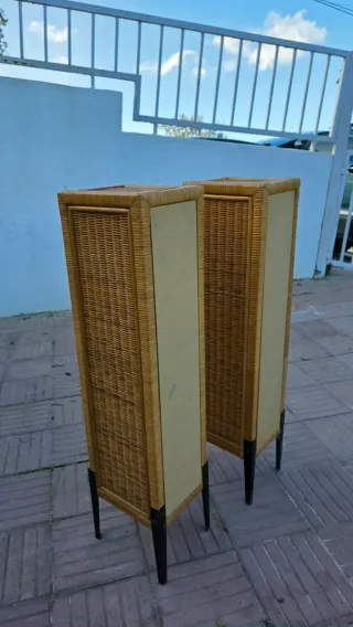 2 Cajoneras de mimbre y madera con patas de metal.