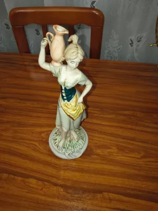 Figura de porcelana mujer con cántaro