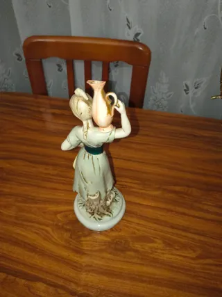Figura de porcelana mujer con cántaro