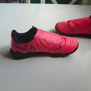 Botas de fútbol Nike niño rosa