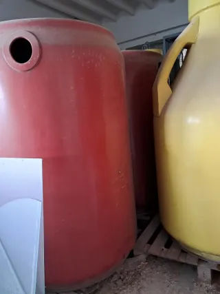 Depósitos grandes amarillos y rojos