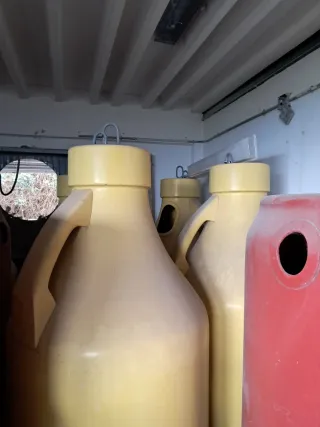 Depósitos grandes amarillos y rojos