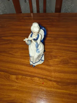 Figura de porcelana mujer tocando flauta