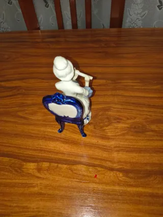 Figura de porcelana mujer tocando flauta