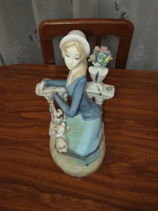 Figura de porcelana mujer con perro