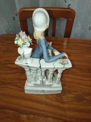 Figura de porcelana mujer con perro