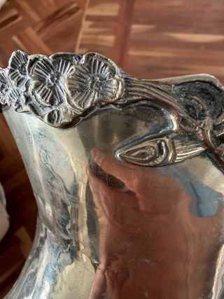 Jarra con punzones de plata inglesa
