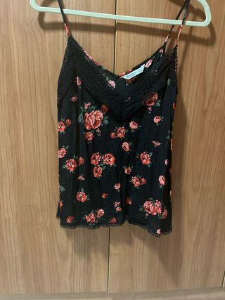 Top Stradivarius flores negro