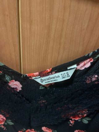 Top Stradivarius flores negro