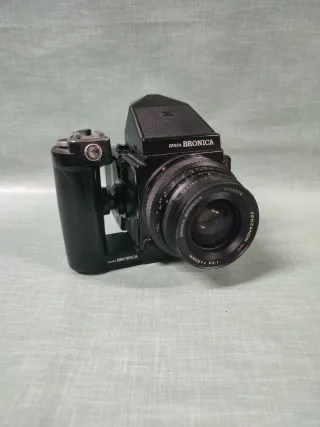 Cámara Zenza Bronica ETRsi Analógica con objetivo.