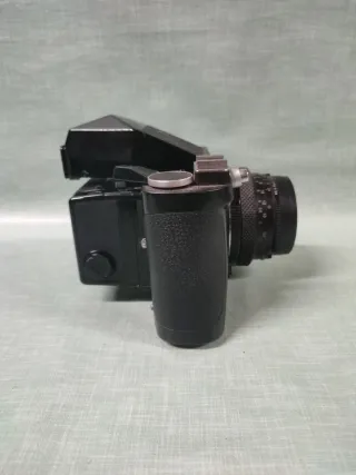Cámara Zenza Bronica ETRsi Analógica con objetivo.