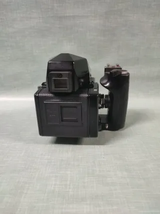 Cámara Zenza Bronica ETRsi Analógica con objetivo.