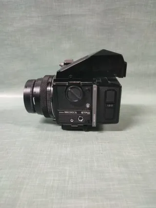 Cámara Zenza Bronica ETRsi Analógica con objetivo.