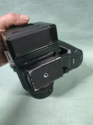 Cámara Zenza Bronica ETRsi Analógica con objetivo.