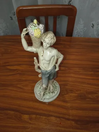 Figura de porcelana niño con cesta
