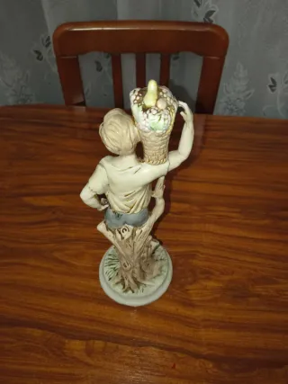 Figura de porcelana niño con cesta
