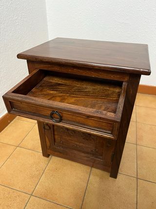 Mesilla de madera rústica