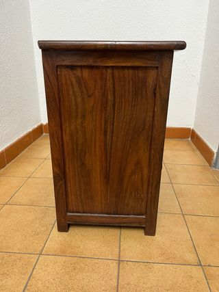 Mesilla de madera rústica