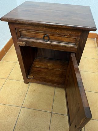 Mesilla de madera rústica