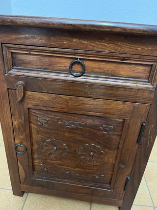 Mesilla de madera rústica