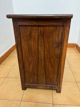 Mesilla de madera rústica