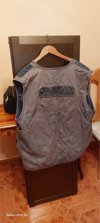 Chaleco de caza verde, pantalones, camisas...