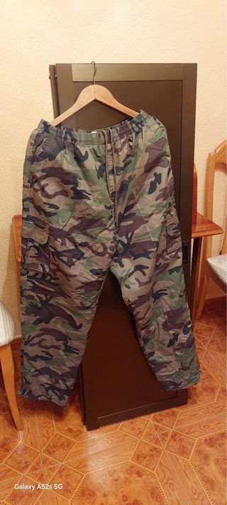 Chaleco de caza verde, pantalones, camisas...