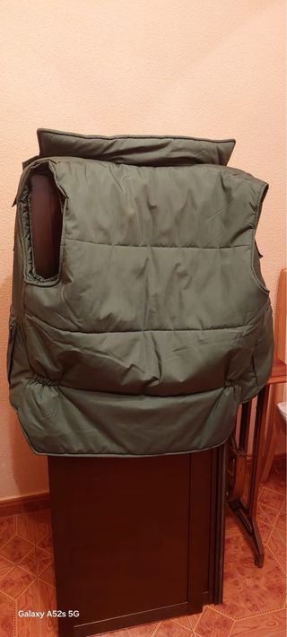 Chaleco de caza verde, pantalones, camisas...