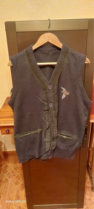 Chaleco de caza verde, pantalones, camisas...