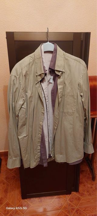 Chaleco de caza verde, pantalones, camisas...