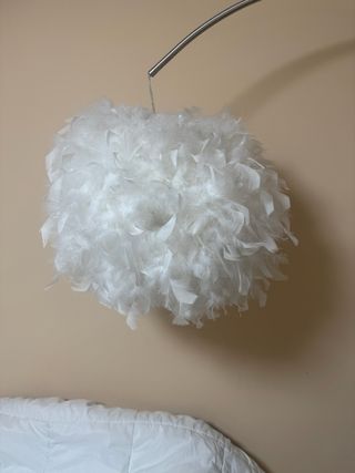 Lámpara de pie de plumas blanca