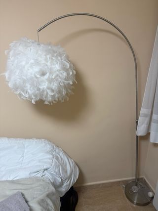 Lámpara de pie de plumas blanca