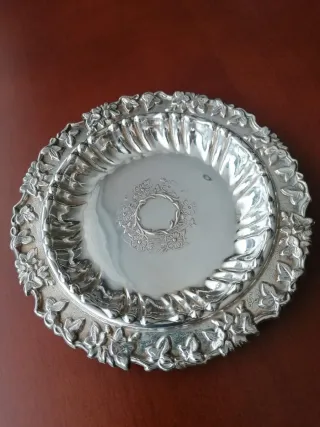 Bandeja de plata decorada Diámetro 15,5 cm. 84 g.