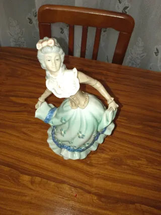 Figura de porcelana mujer antigua