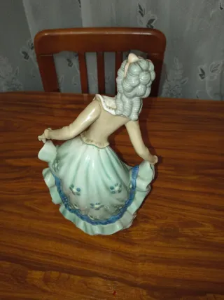 Figura de porcelana mujer antigua