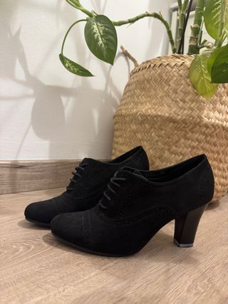 Botines negros con cordones y tacón