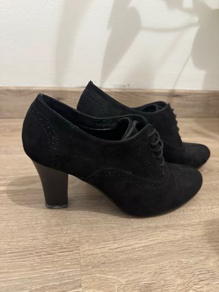 Botines negros con cordones y tacón