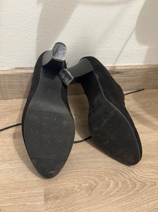 Botines negros con cordones y tacón