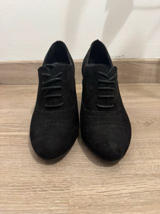 Botines negros con cordones y tacón