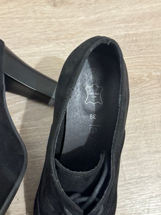 Botines negros con cordones y tacón