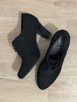 Botines negros con cordones y tacón
