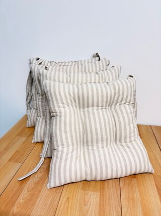 Cuscini coprisedia a righe beige