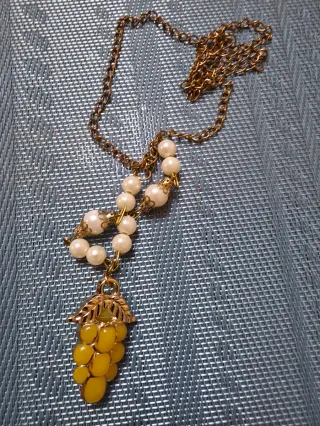 Collar con colgante de uvas
